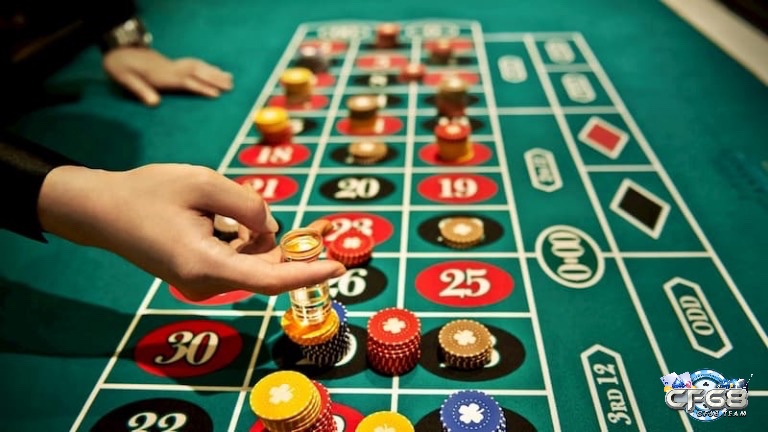 Casino offline và online khác nhau gì? Về tiện lợi, casino online cho phép chơi mọi lúc mọi nơi, trong khi offline đòi hỏi di chuyển và chi phí phát sinh