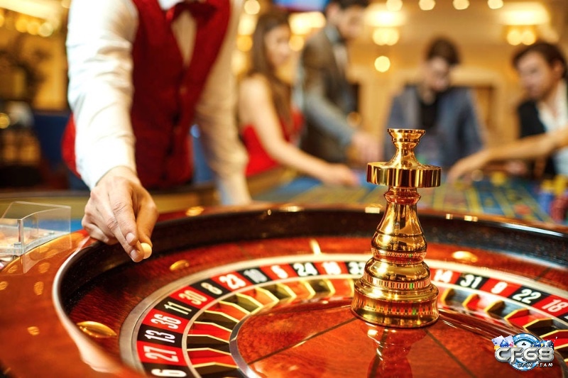 Casino offline và online khác nhau gì? Offline ưu đãi bằng dịch vụ cao cấp, còn online hấp dẫn với khuyến mãi tiền thưởng và quà tặng linh hoạt