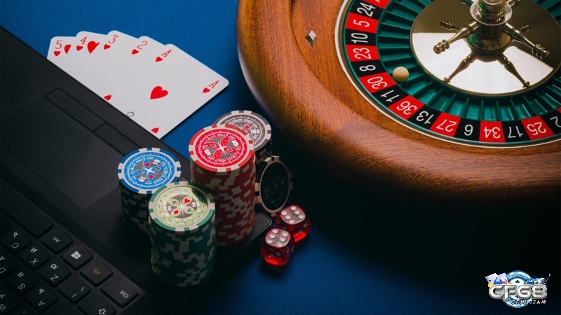 Casino offline và online khác nhau gì? Offline chủ yếu dùng tiền mặt, còn online hỗ trợ thanh toán linh hoạt qua ví điện tử, thẻ và chuyển khoản