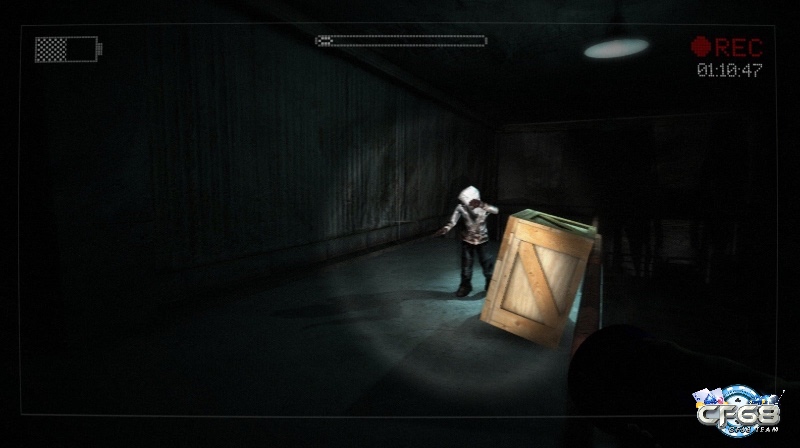 Quản lý đèn pin và sức bền là yếu tố then chốt để sinh tồn trong game Slender: The Arrival.