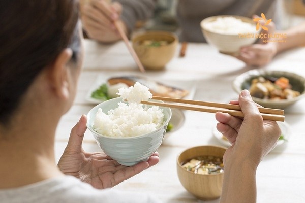 Giải mã giấc mơ ăn cơm: Ý nghĩa và bật mí con số may mắn