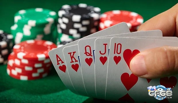 Nắm vững luật chơi poker cơ bản là điều kiện tiên quyết giúp người chơi tránh được những sai lầm cơ bản để hướng đến chiến thắng